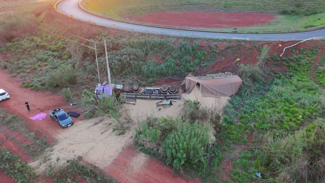 Carreta com soja cai em ribanceira e prende motorista na cabine em Uberlândia Carreta com soja cai em ribanceira e prende motorista na cabine em Uberlândia
