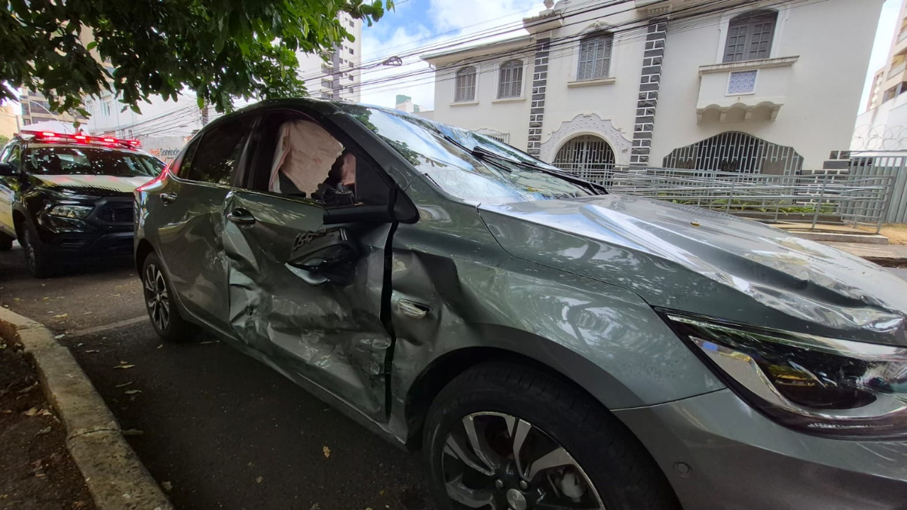 Capotamento em Uberlândia deixou motorista ferida no cruzamento da Rua Goiás com a Avenida Cipriano Del Fávero Capotamento em Uberlândia deixou motorista ferida no cruzamento da Rua Goiás com a Avenida Cipriano Del Fávero