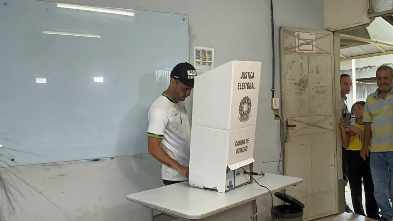 Cleitinho vota em Divinópolis e afirma que buscará diálogo com o vencedor da eleição presidencial