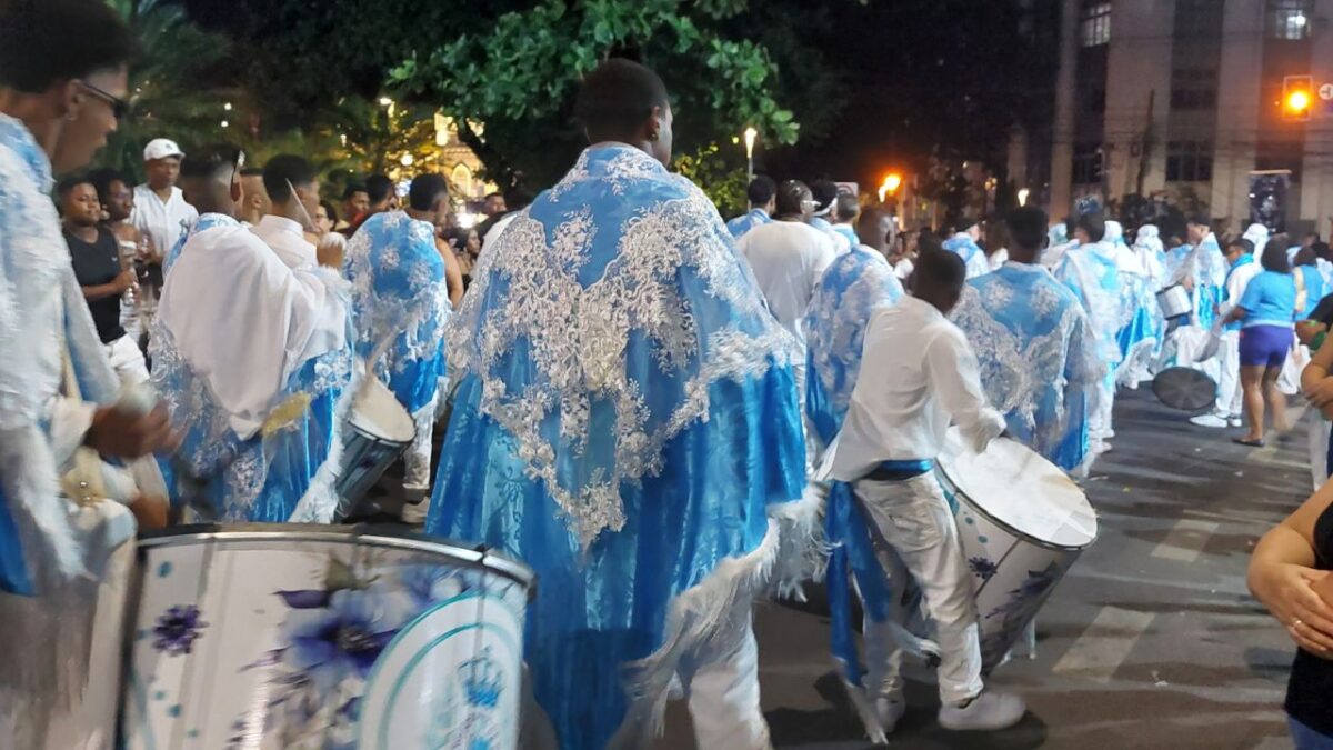 Ao rufar dos tambores Ao rufar dos tambores