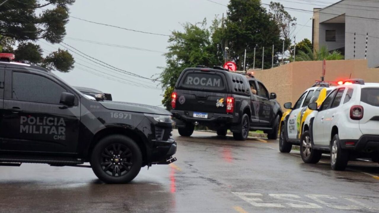 Homem armado com faca invade CMEI e faz crianças reféns em Curitiba