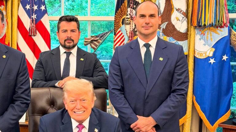 Eduardo Bolsonaro ao lado de Donald Trump