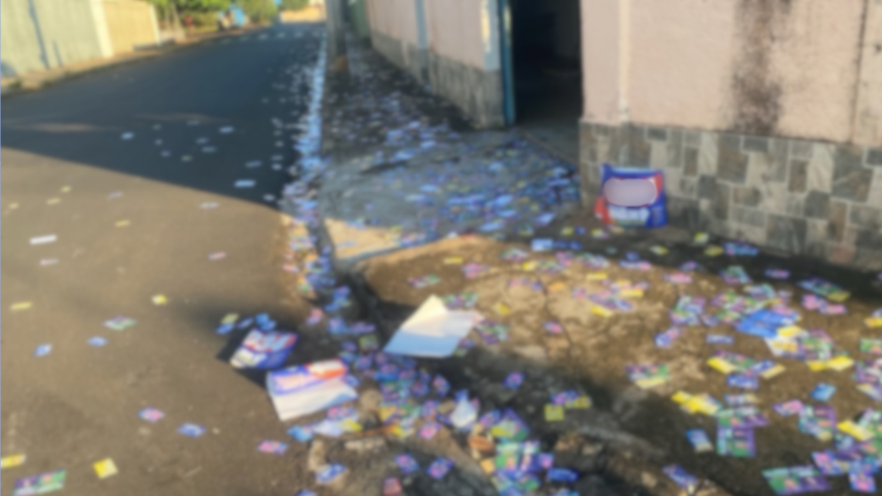 Santinhos em Uberlândia - Materiais de campanha sujam as imediações dos locais de votação