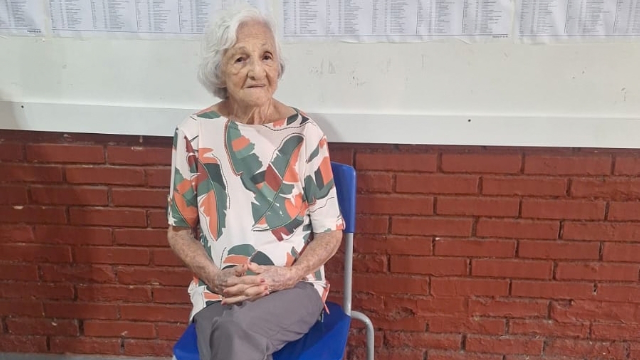 Idosa de 101 anos, Gladys Camargo votou na Escola Messias Pedreiro e conversou com a TV Paranaíba Idosa de 101 anos, Gladys Camargo votou na Escola Messias Pedreiro e conversou com a TV Paranaíba