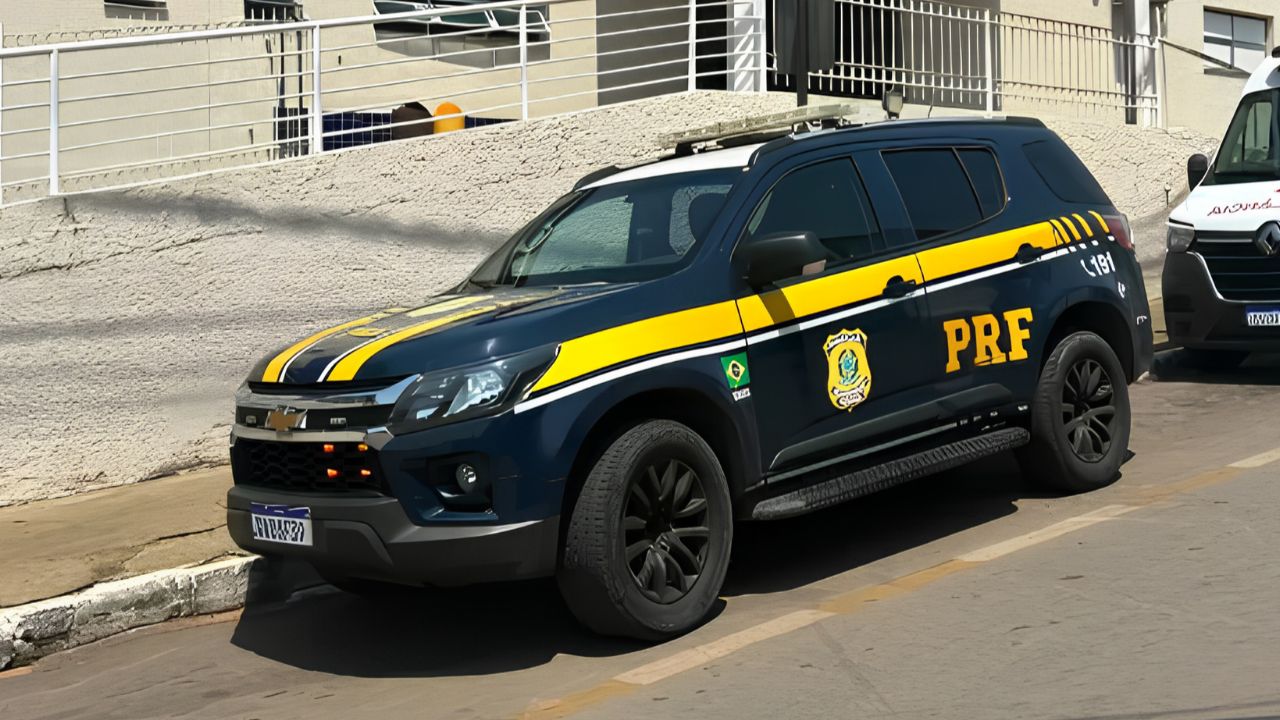 carro prf patos que atendeu caso de mulher em moto que teve perna esmagada em acidente