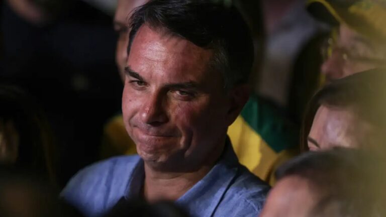 Aliado de Trump diz que Flávio Bolsonaro chegou aos EUA