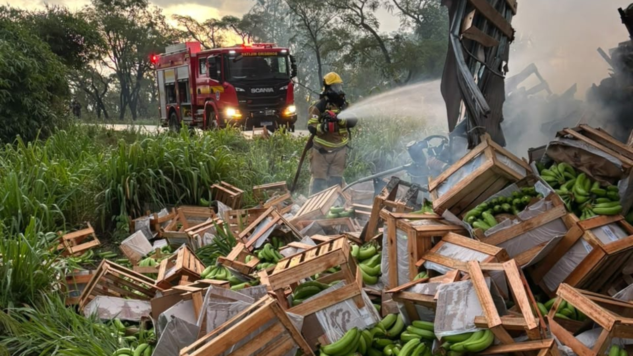 Caminhão com bananas pega fogo após acidente na MGC-497, no Prata; Samu socorreu os dois motoristas envolvidos. Caminhão com bananas pega fogo após acidente na MGC-497, no Prata; Samu socorreu os dois motoristas envolvidos.