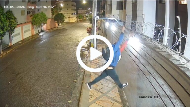 suspeito furtando câmera