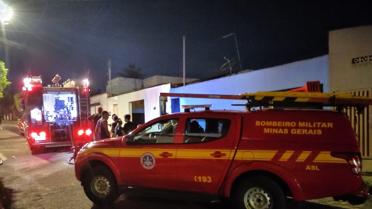 Família sai ilesa de incêndio em casa no Laranjeiras, em Uberlândia Família sai ilesa de incêndio em casa no Laranjeiras, em Uberlândia