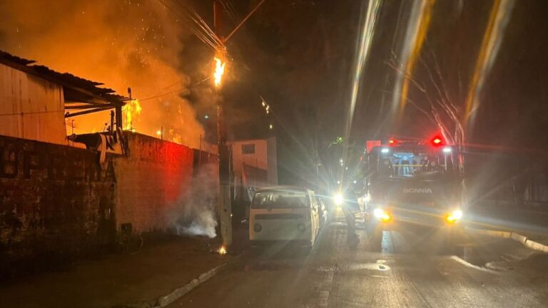 Incêndio em Patos de Minas: bombeiros combatem as chamas em imóvel do bairro Cristo Redentor