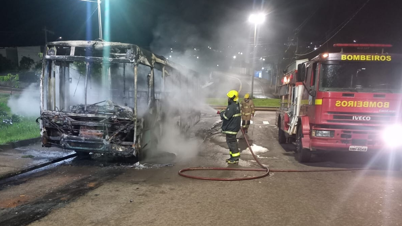 Incêndio em ônibus destruiu o veículo durante a madrugada desta segunda-feira (26), em São Gotardo Incêndio em ônibus destruiu o veículo durante a madrugada desta segunda-feira (26), em São Gotardo