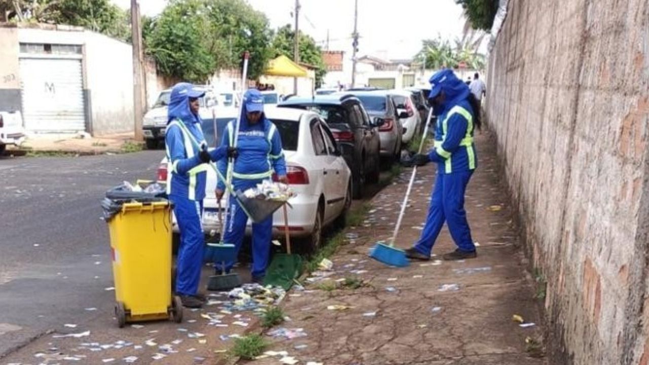 Santinhos nas ruas Uberlândia Santinhos nas ruas Uberlândia