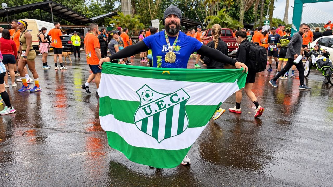 homem com bandeira em meia maratona homem com bandeira em meia maratona