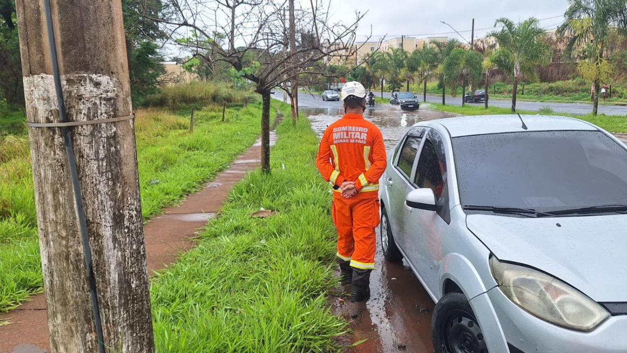 Alagamento em Uberaba deixa dois carros imobilizados