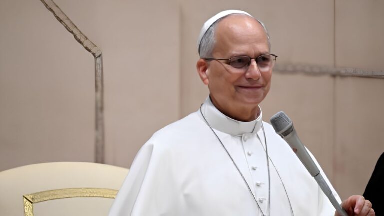 Papa Leão XIV teve o lobo inferior do pulmão direito retirado após confirmação de adenocarcinoma, um tipo de câncer; cirurgia ocorreu sem complicações.