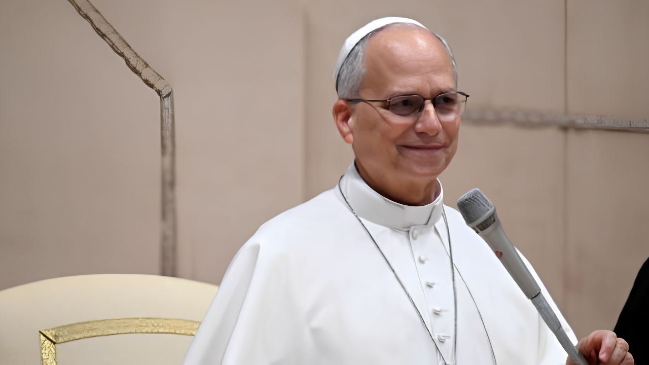 Papa Leão XIV teve o lobo inferior do pulmão direito retirado após confirmação de adenocarcinoma, um tipo de câncer; cirurgia ocorreu sem complicações.