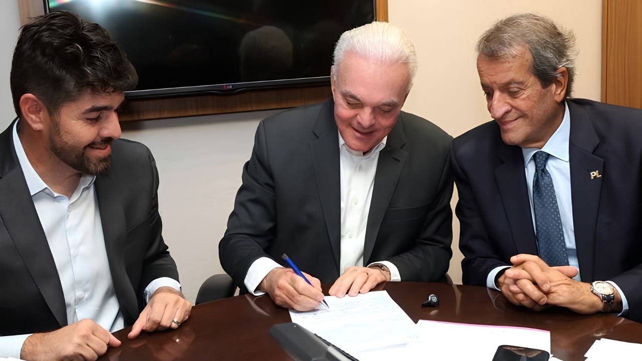 Paulo Sérgio, Zé Vitor e Valdemar Paulo Sérgio assinando documento