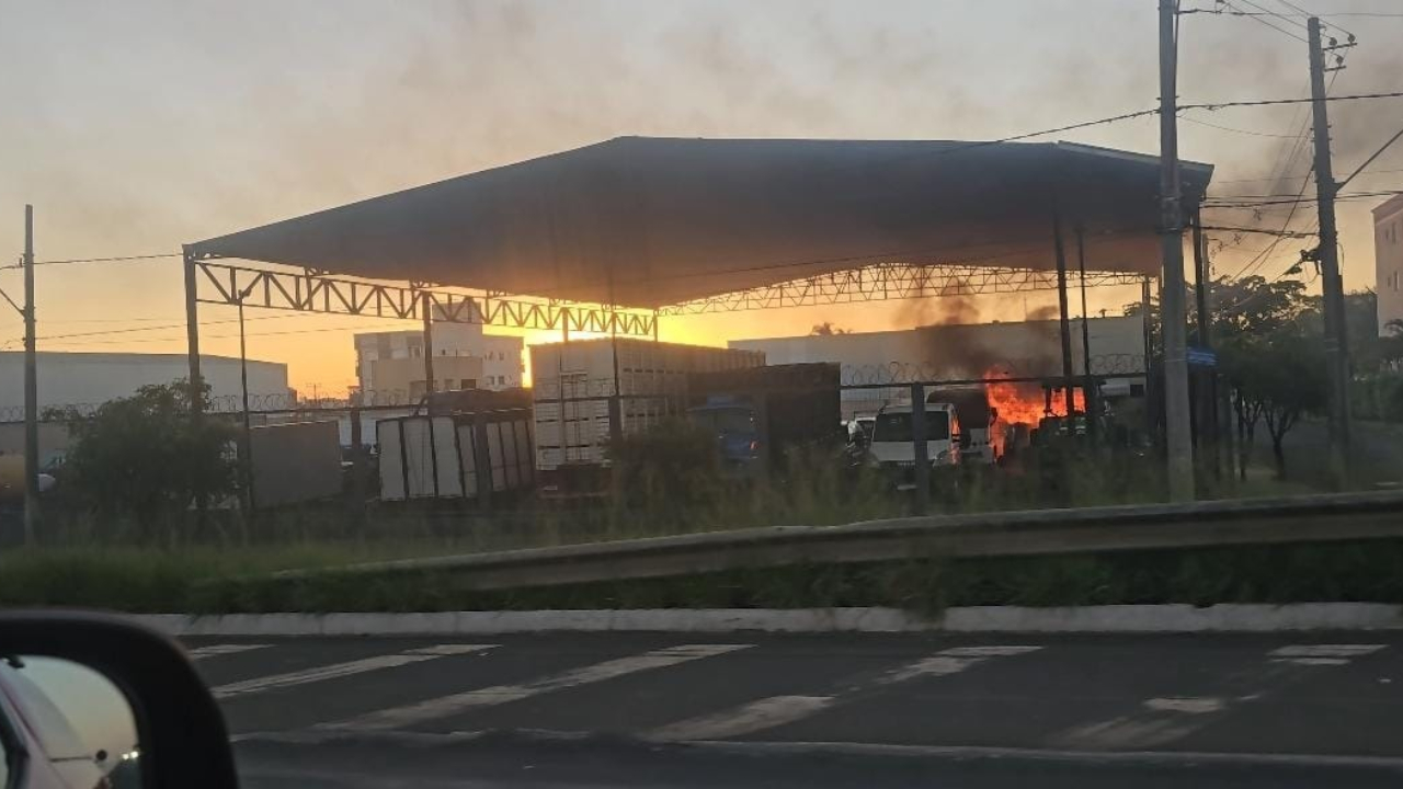 Incêndio em garagem de Uberlândia mobiliza 11 bombeiros e atinge veículos caminhonete pega fogo e Incêndio mobiliza bombeiros e atinge veículos