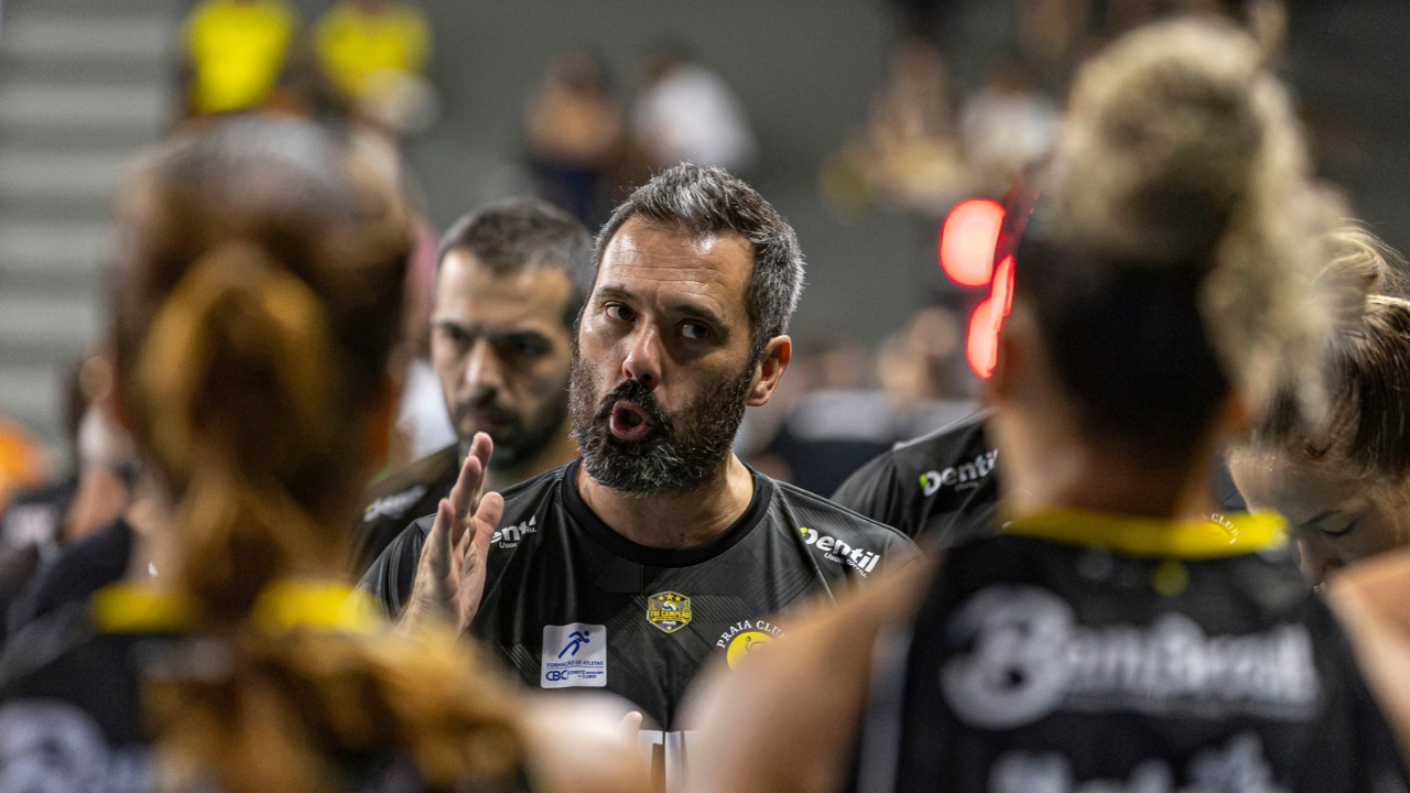 Rui Moreira, treinador do Praia Clube na vitória sobre o Pinheiros pela Superliga Feminina