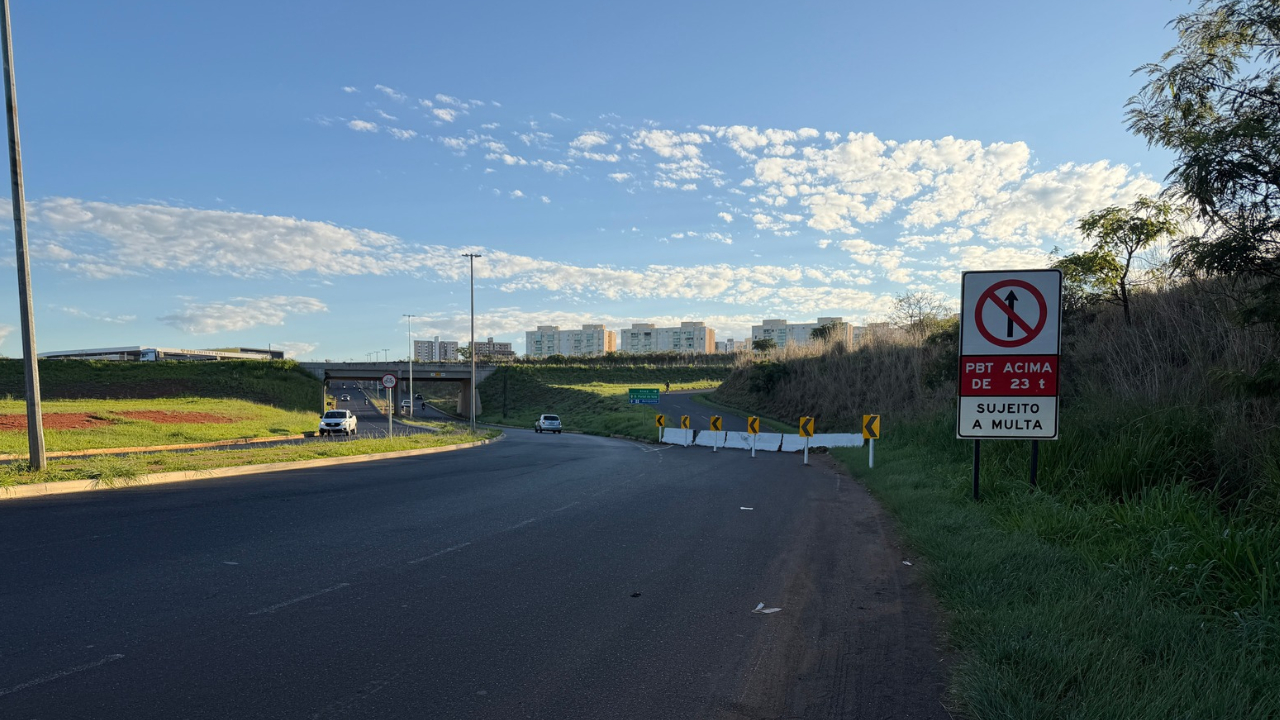 Sentido único na BR-365 permite circulação apenas da rotatória do Alvorada em direção ao Pontilhão Helena Menezes Sentido único na BR-365 permite circulação apenas da rotatória do Alvorada em direção ao Pontilhão Helena Menezes