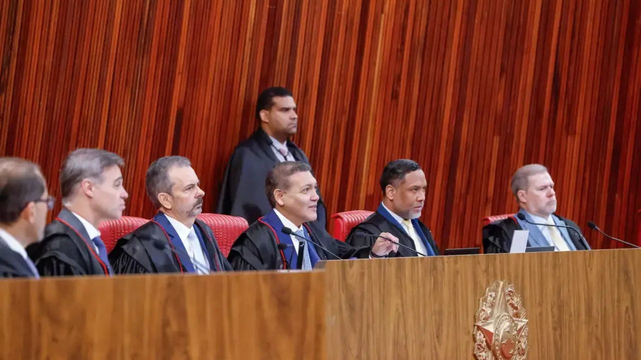 Canais de WhatsApp em campanha: ministros do TSE reunidos em plenário durante a votação das novas regras
