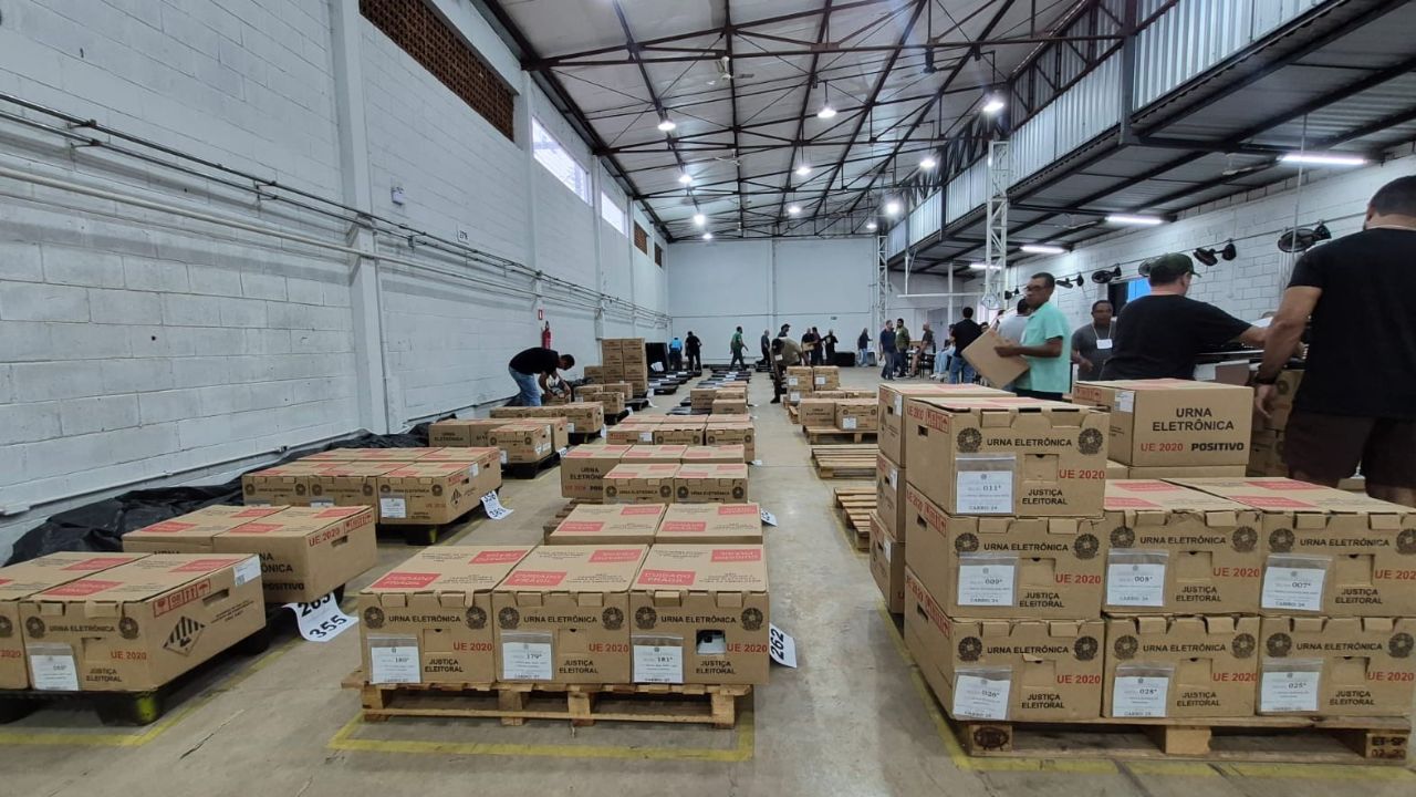 Urnas chegando Urnas chegando