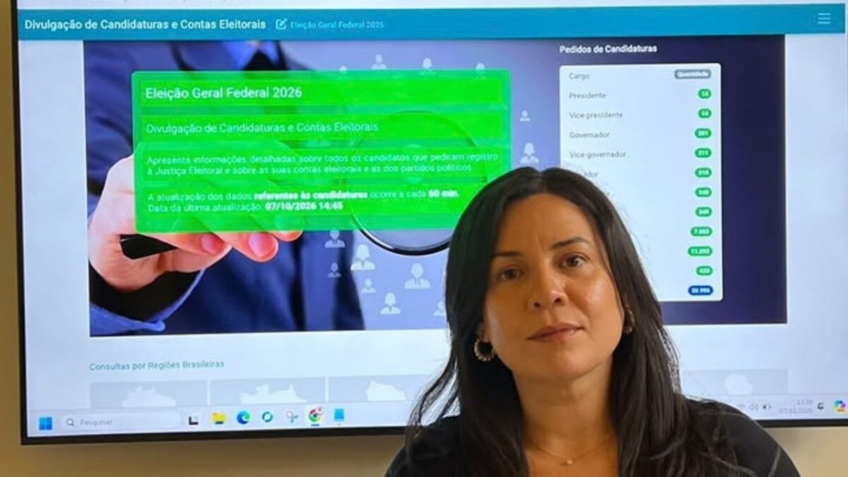 Flávia Reis em frente a uma tela do DivulgaCandContas, do TSE, que reúne as propostas dos candidatos para o voto consciente Flávia Reis em frente a uma tela do DivulgaCandContas, do TSE, que reúne as propostas dos candidatos para o voto consciente